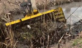 挖掘机挖土视频,挖掘机高效挖土作业现场实况解析